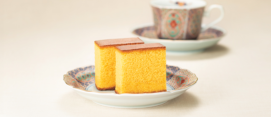 皿に乗ったカステラの写真